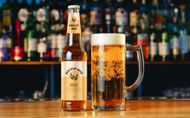 Bierflasche mit Etikett auf Tresen Bierflasche mit Etikett auf Tresen