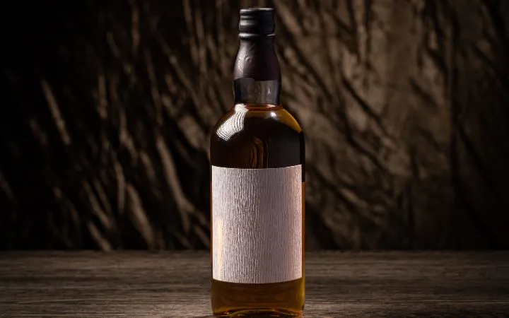 Flasche mit recyceltem Papieretikett Flasche mit recyceltem Papieretikett