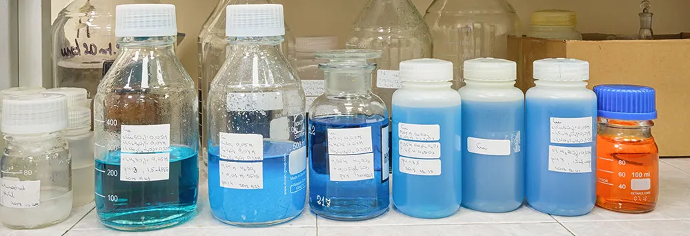 Etiketten auf unterschiedlichen Chemikalien Etiketten auf unterschiedlichen Chemikalien