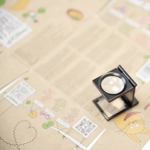 Lupe auf bedrucktem Karton  Lupe auf bedrucktem Karton