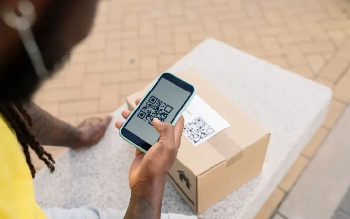 QR Code auf Paket scannen