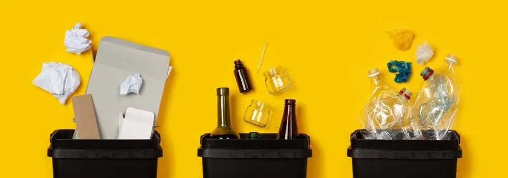 Mülltonnen mit unterschiedlichem Abfall Mülltonnen mit unterschiedlichem Abfall