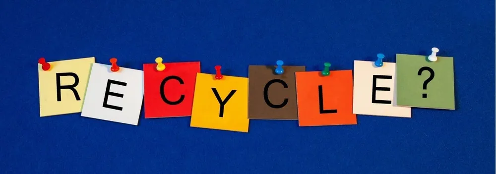 "Recycle?" bund buchstabiert an Pinnwand "Recycle?" bund buchstabiert an Pinnwand