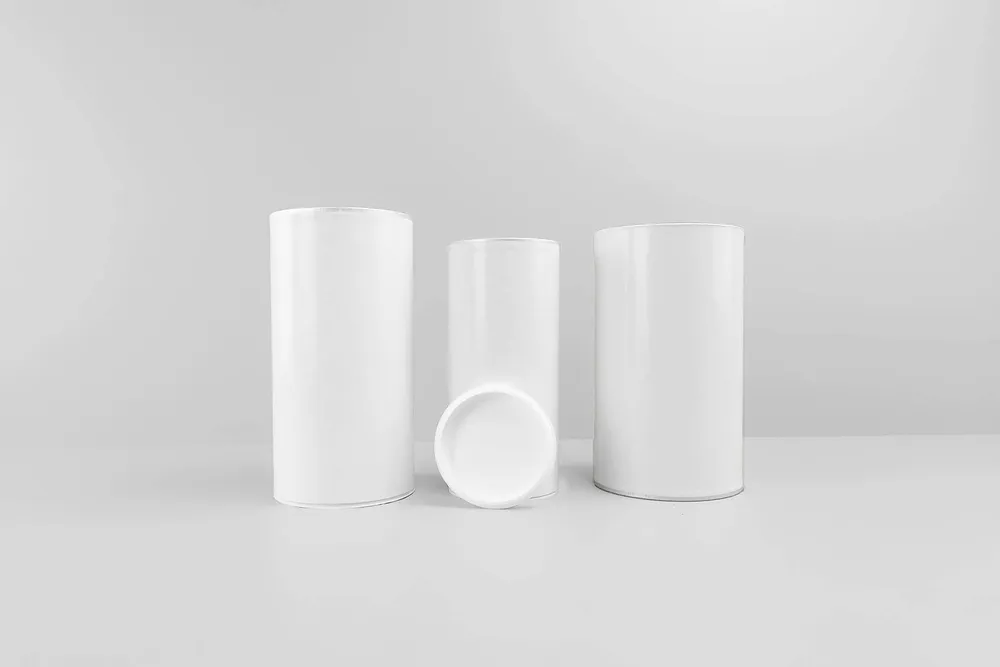 unbedruckte Papierdosen nebeneinander