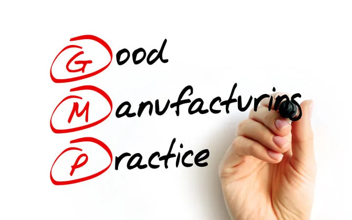 Tafel mit der Aufschrift GMP, ausgeschrieben als "Good Manufacturing Practice" Tafel mit der Aufschrift GMP, ausgeschrieben als "Good Manufacturing Practice"
