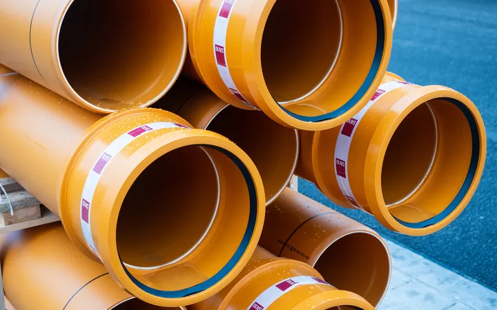 Mehrere aufeinander gestapelte Kanalrohre für Abwasserleitungen aus Kunststoff Mehrere aufeinander gestapelte Kanalrohre für Abwasserleitungen aus Kunststoff