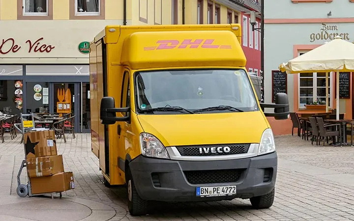 Auslieferfahrzeug von Versandunternehmen DHL